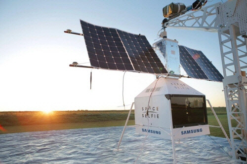 갤럭시S10 5G 2대와 성층권에 쏘아올릴 예정인 스페이스 셀피 장비.    삼성전자 제공